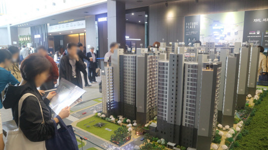 방배그랑자이 견본주택 모형도를 보고 있는 방문객들의 모습. <이상현 기자>